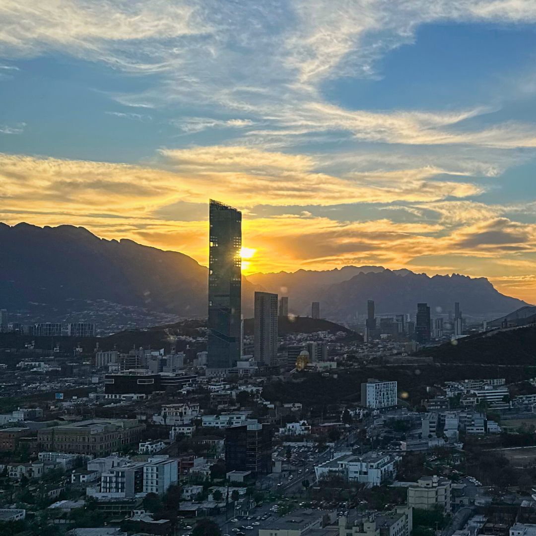 Atardecer sobre Monterrey visto desde un paseo en helicóptero con Helicópteros VIP.