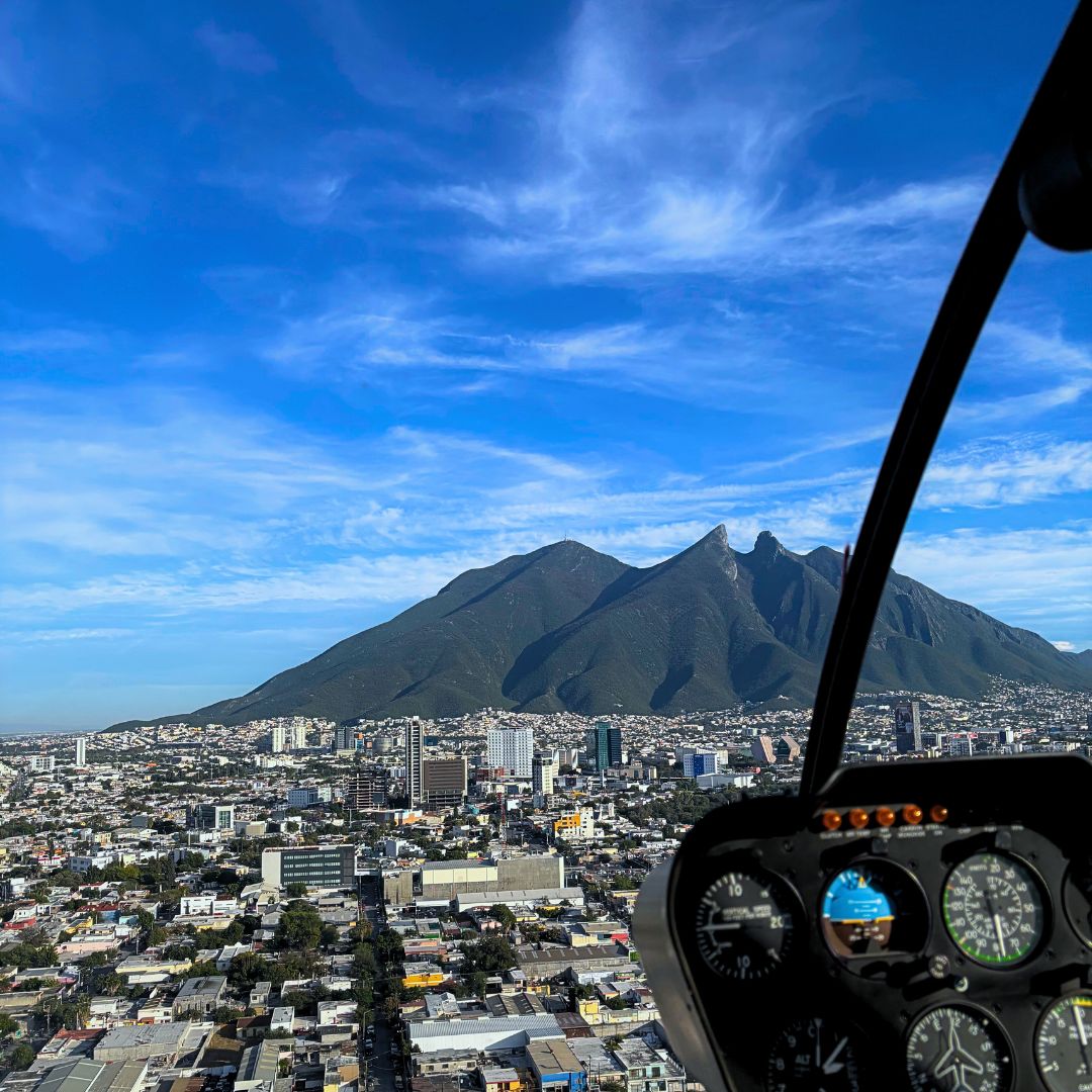 Vista aérea del Cerro de la Silla durante un paseo en helicóptero en Monterrey con Helicópteros VIP.