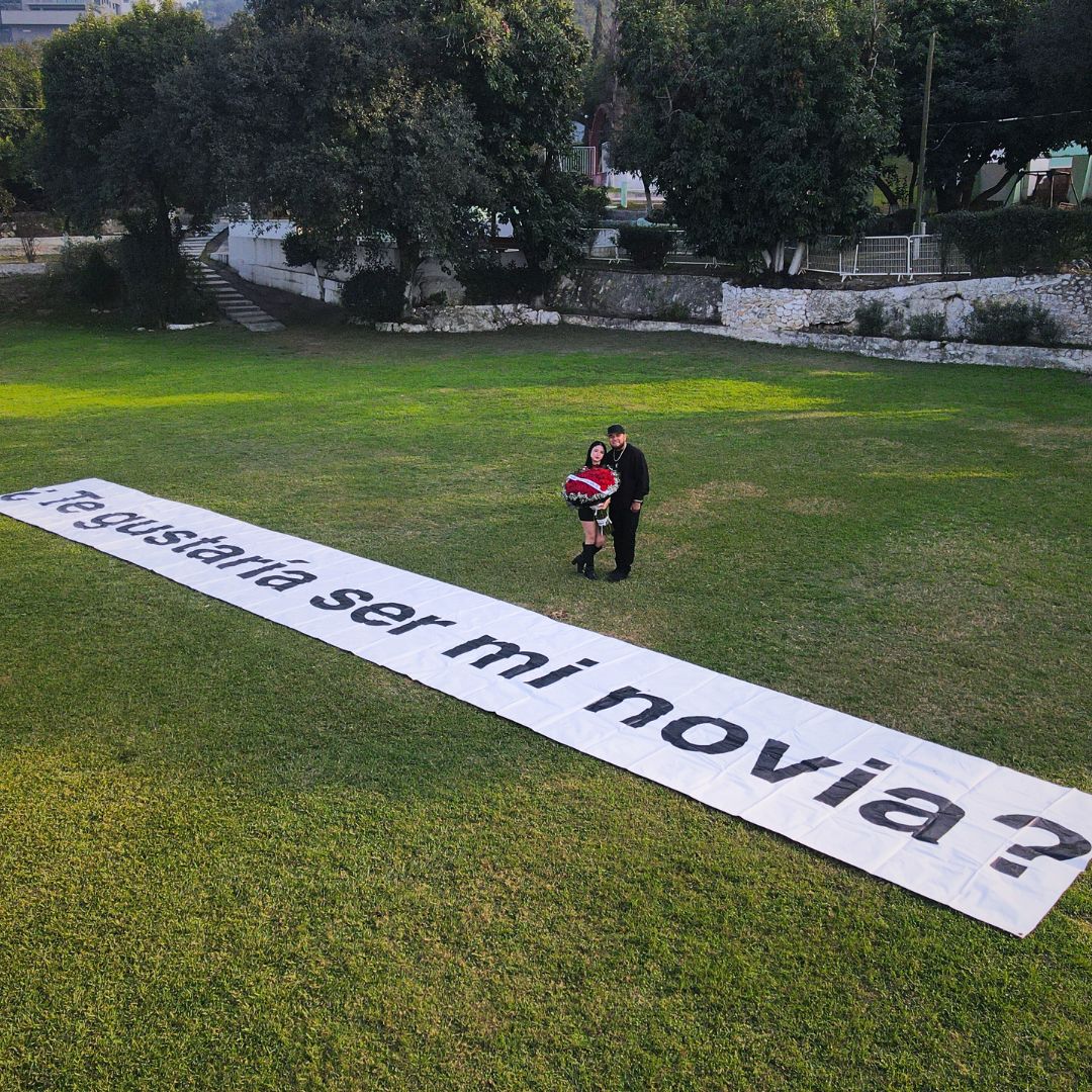 Propuesta de noviazgo con cartel gigante vista desde el aire en Monterrey con Helicópteros VIP.