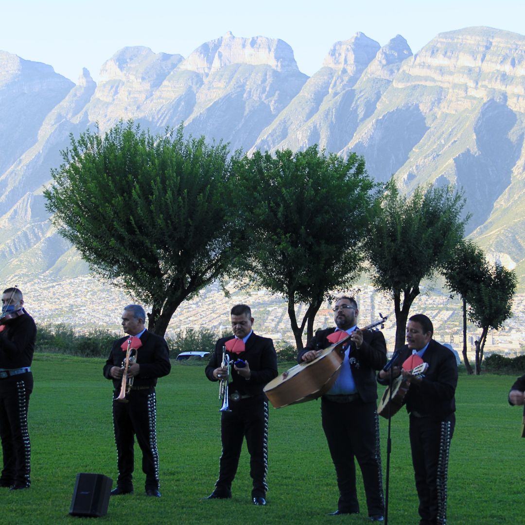 Mariachi tocando frente al Cerro de la Silla en Monterrey durante un paseo en helicóptero de Helicópteros VIP.