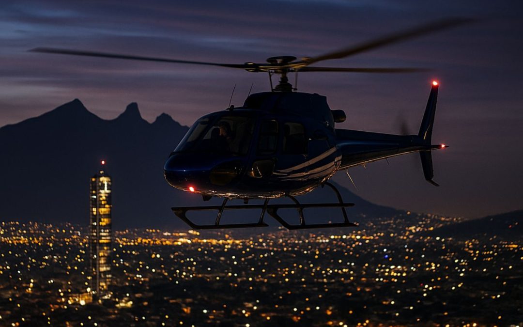 Helicóptero volando de noche sobre la ciudad iluminada, con montañas al fondo y luces urbanas brillando bajo el cielo oscuro.