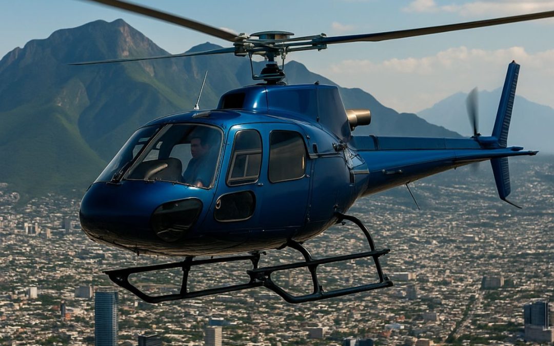 Helicóptero azul volando sobre una ciudad con montañas al fondo durante un día despejado.